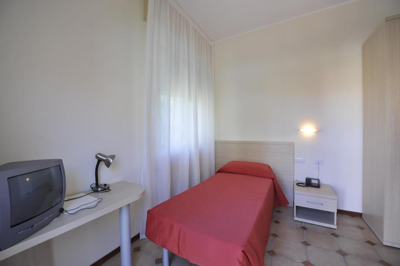 Hotel Villa San Giuseppe San Bartolomeo Al Mare Ruang foto